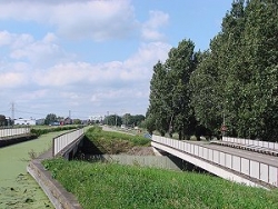 2b Aquaduct van de Ringvaart in Nieuwerkerk a/d IJssel / kijkrichting noord, dwars over de A20/ standpunt direct voor de 6m lager gelegen A20