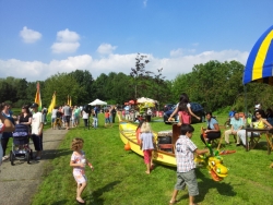 jong en oud vol bewondering voor de boten.